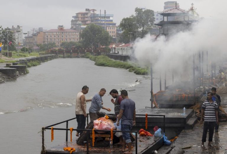 Nepal alerta para subida do nível da água na área afetada por enxurrada