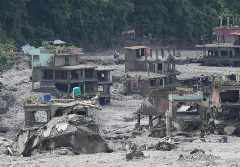 Nepal permite assistência estrangeira limitada para os resgates