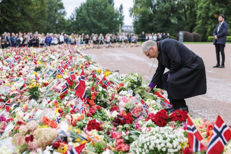 Dezenas de milhares prestam homenagem ao rei Harald V em Oslo