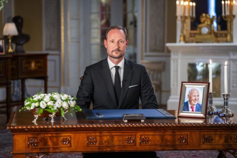 Novo rei da Noruega homenageia o pai enquanto dezenas de milhares choram a morte de Haroldo V