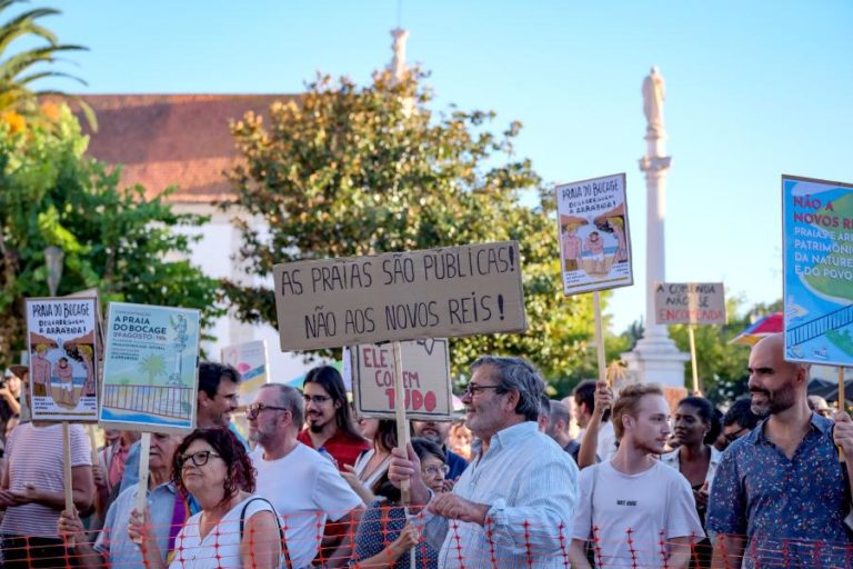 Protesto contra tentativa de privatização de praias da Arrábida reúne “centenas” em Setúbal