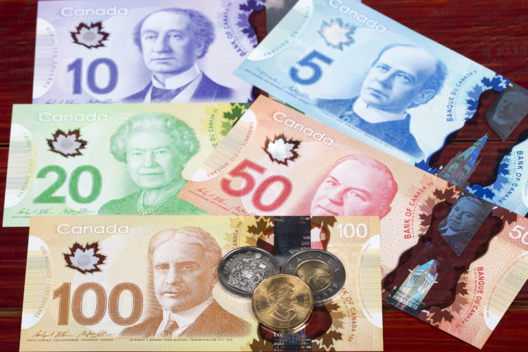 Dólar canadiano mais fraco contribui para aumento do excedente comercial