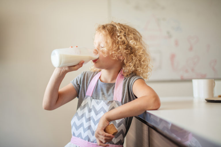 Estudo da U of T associa leite gordo a menor risco de obesidade infantil.
