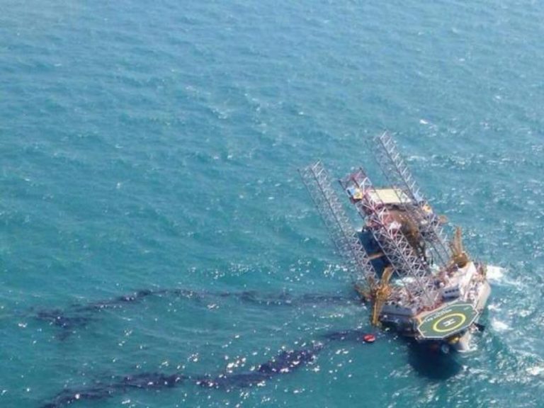 Petrolífera mexicana tentar conter derrame de petróleo no Golfo do México