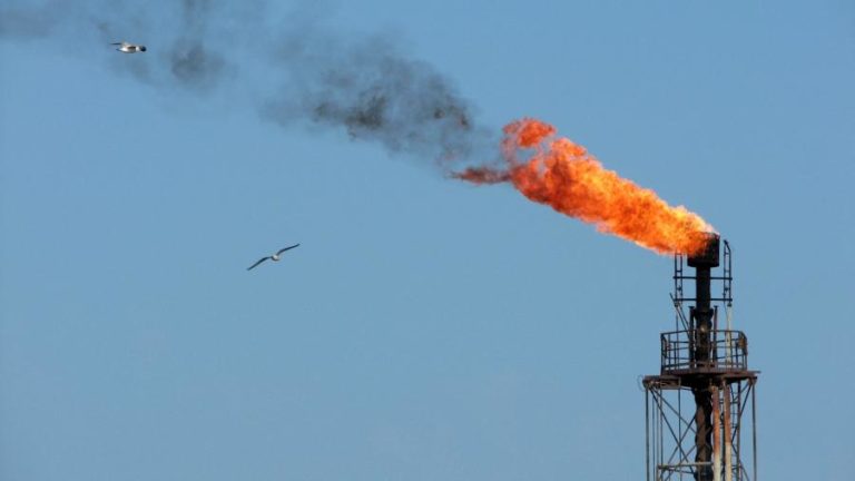 Ministros da UE retomam hoje debate sobre lucros extraordinários das petrolíferas