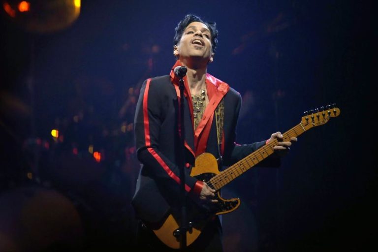 Álbum que reúne dez canções inéditas de Prince editado hoje