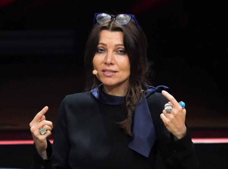 Escritora Elif Shafak vence Prémio Europeu Helena Vaz da Silva 2026