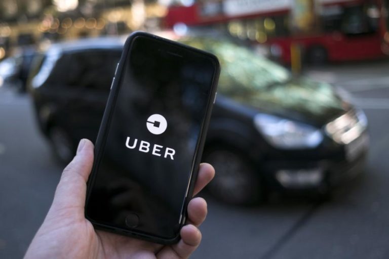 Motoristas da UE movem ação contra a Uber por violação de dados e remunerações