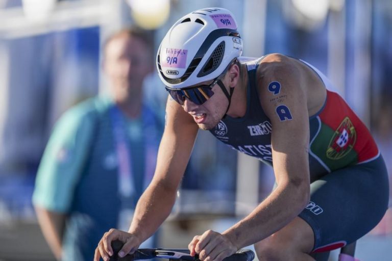 Ricardo Batista sobe a terceiro no Mundial de triatlo liderado por Vasco Vilaça