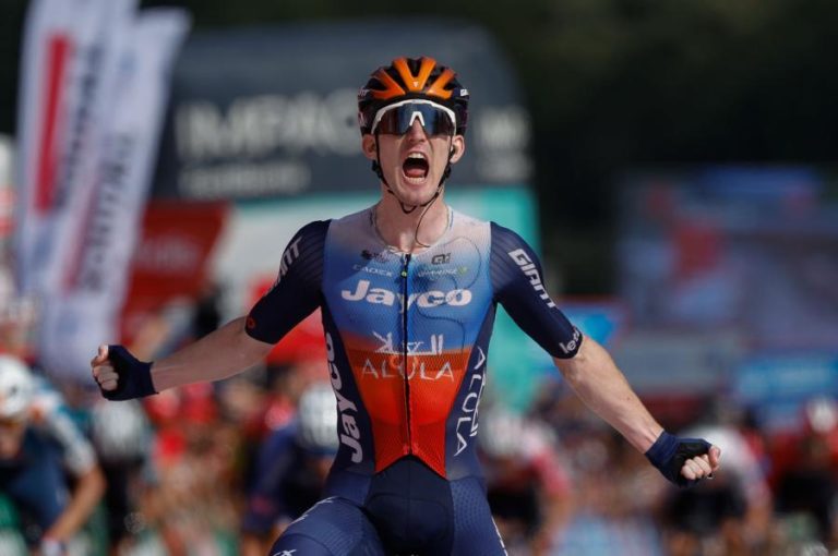 Vuelta: Eddie Dunbar vence 19.ª etapa e Enric Mas continua a liderar
