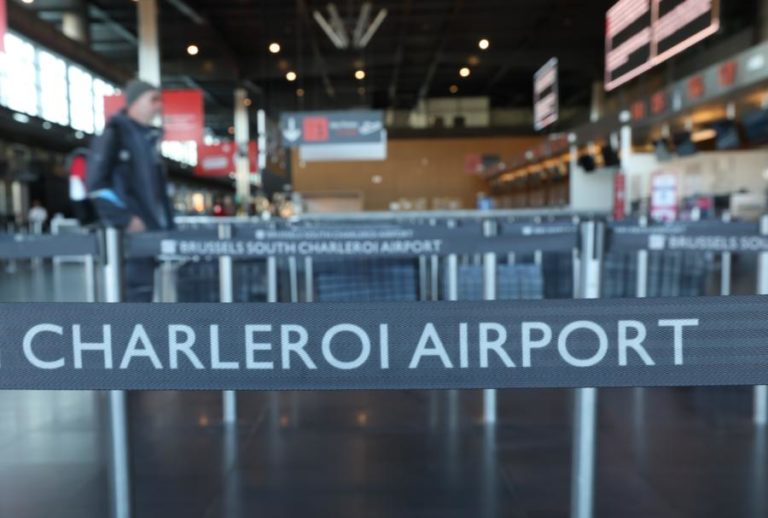 Greve no aeroporto belga de Charleroi cancela 44 voos e afeta 7.000 passageiros