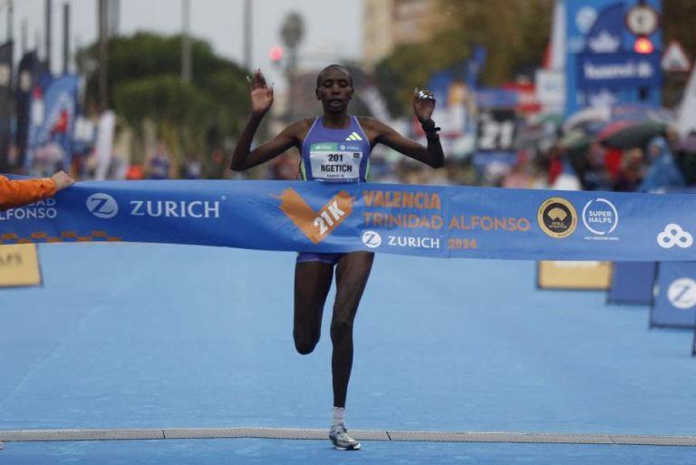 Queniana Agnes Jebet Ngetich bate recorde do mundo da meia-maratona em Copenhaga