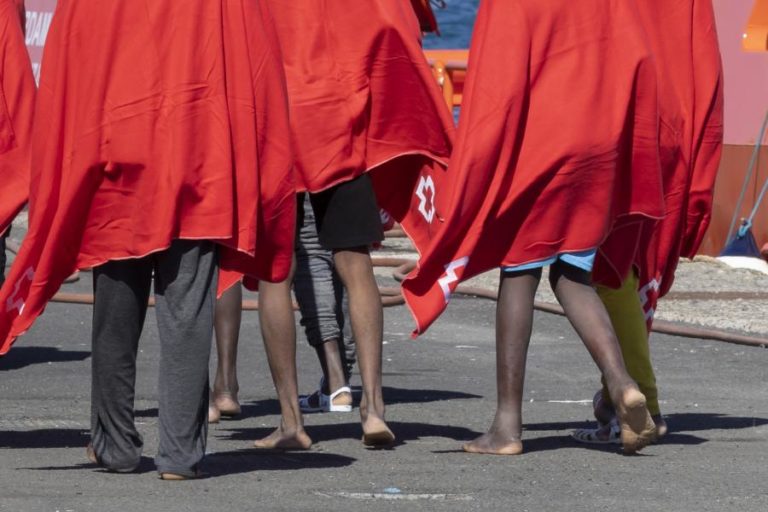 Mais de 70 migrantes morreram no mar enquanto tentavam chegar às Canárias
