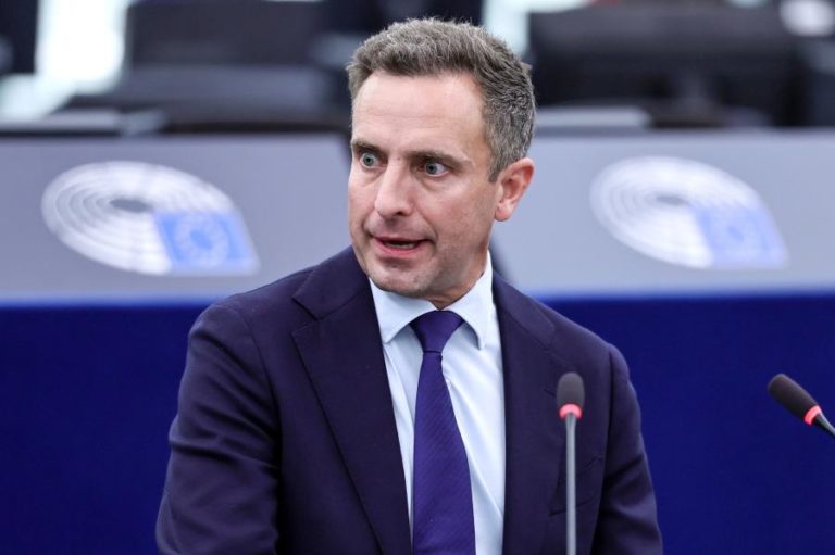 Parlamento Europeu debate criação de centro para combater interferências da Rússia