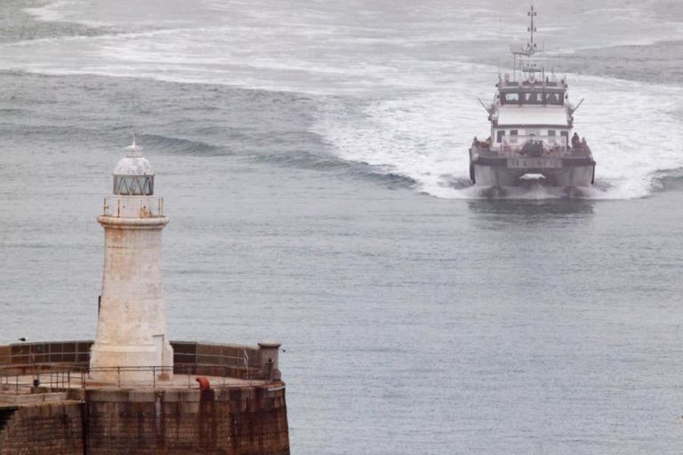 Manifestantes mascarados bloqueiam o porto britânico de Dover