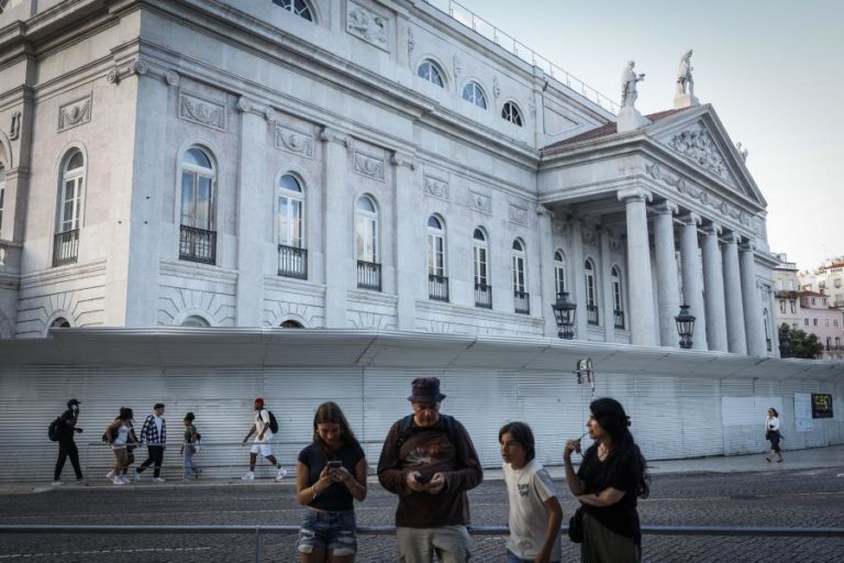Trabalhadores do Teatro D. Maria II alertam para falta de condições laborais