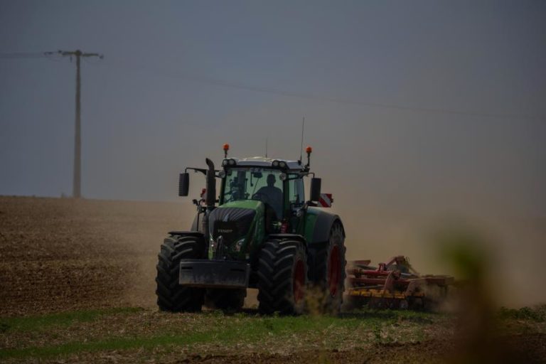 França avança com plano de apoio à agricultura de mais de 1.000 ME