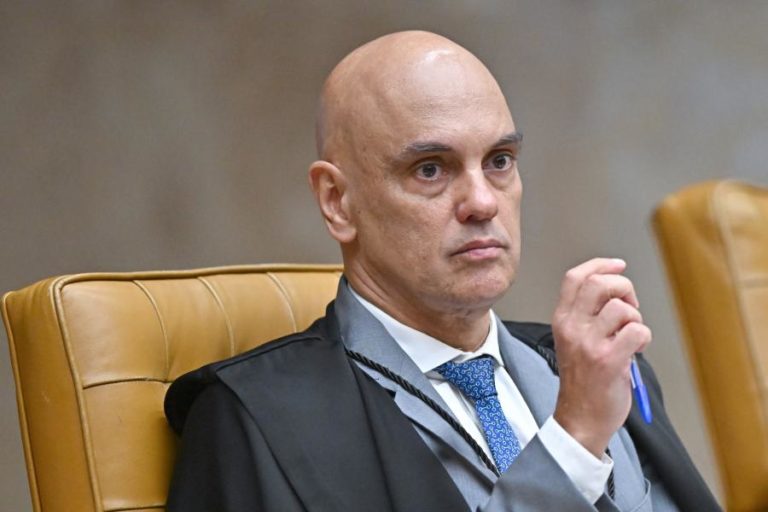 Presidente do STF brasileiro reage à crise institucional e retira de Moraes Inquérito das Fake News