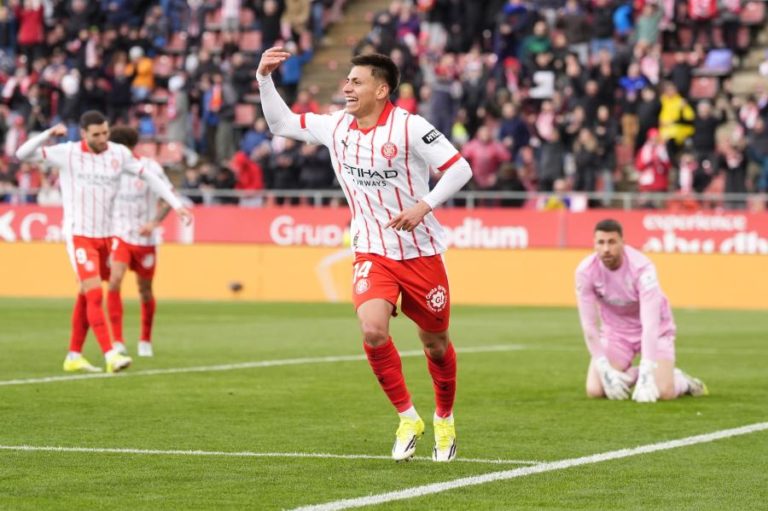 Echeverri é reforço do Benfica por empréstimo do Manchester City