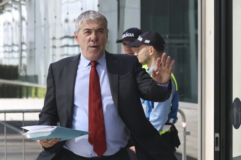 José Sócrates regressa a tribunal sem advogado