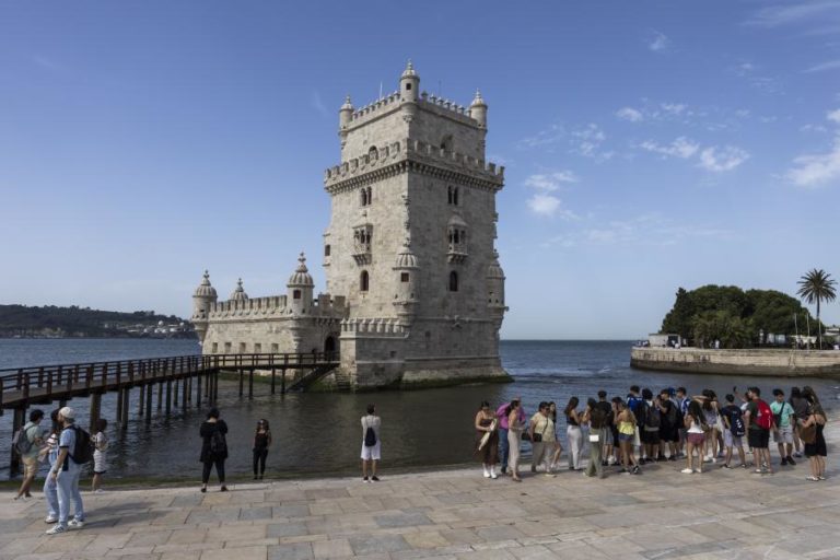 Turistas brasileiros em Portugal crescem no 1.º semestre e deixam receitas recorde