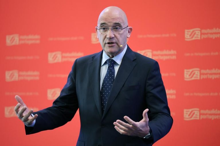 Estudo coordenado por Passos Coelho conclui que baixa produtividade trava economia