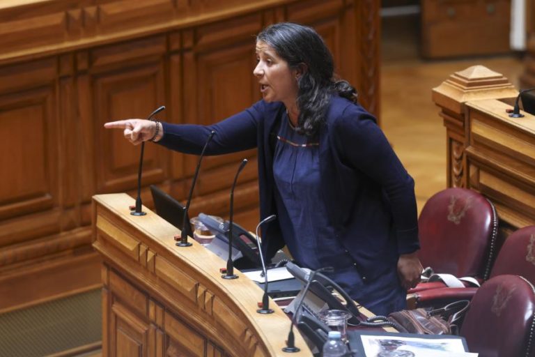 PCP propõe aumento intercalar das pensões em 50 euros e salário mínimo nos 1100 euros