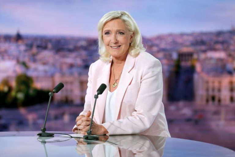 Le Pen lidera sondagens para presidenciais em França entre cerca de 30 candidatos