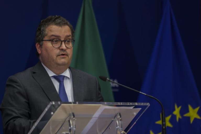 Ministro das Finanças espera “pelo menos um saldo zero” em 2026 e garante “robustez” nas contas