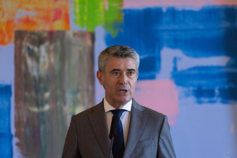Carneiro diz que não será pelo PS que haverá “crise política” em Portugal