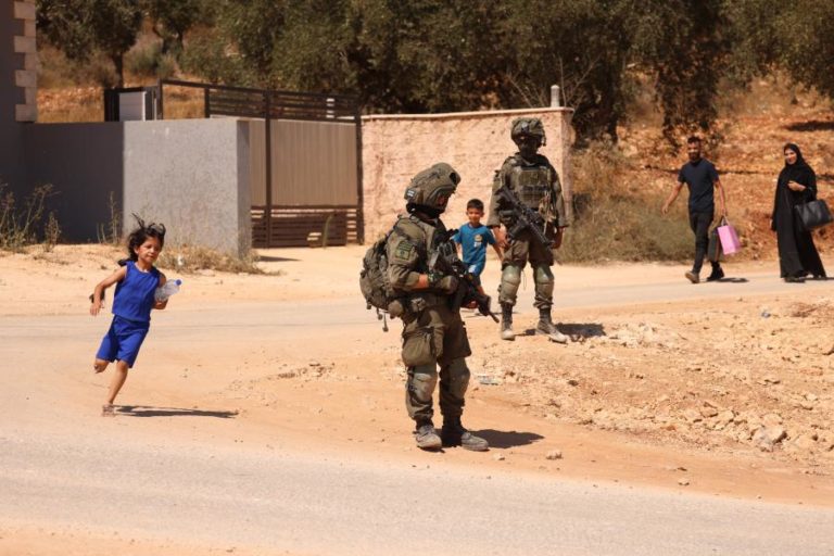 Exército e colonos israelitas invadem várias aldeias no centro da Cisjordânia
