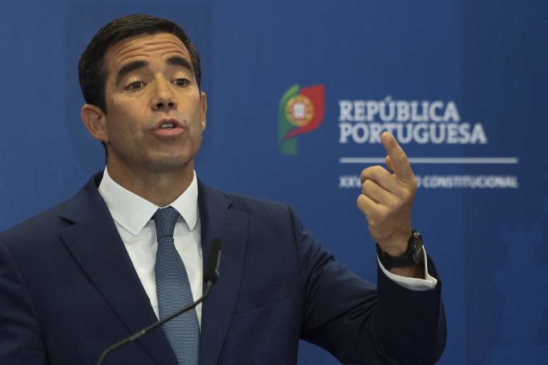 Governo anuncia 12ME para apoiar viticultores que não escoem uva no Douro