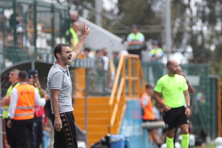 Técnico João Gião demitido do Nacional ao fim de quatro jogos