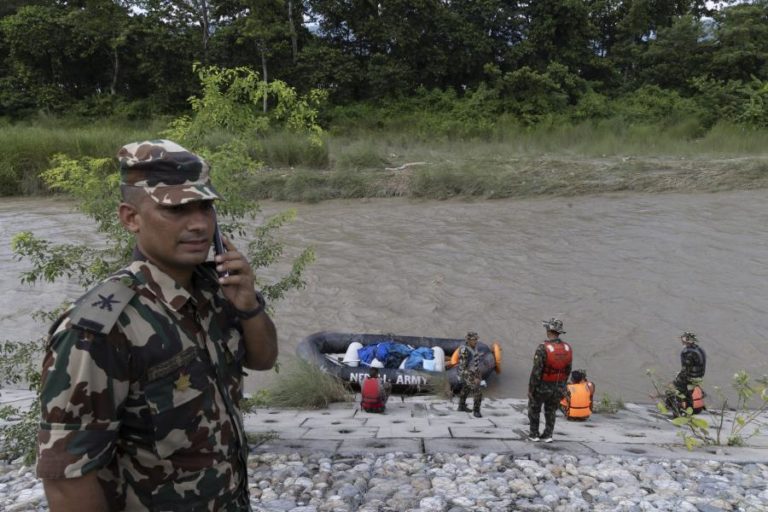 Desaparecidos no Nepal disparam para mais de 5.600 e mortos sobem para 1.280