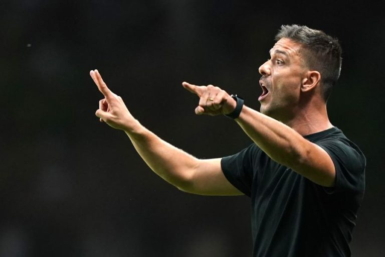 Treinador do Vitória vê “qualidade e experiência” nos últimos reforços