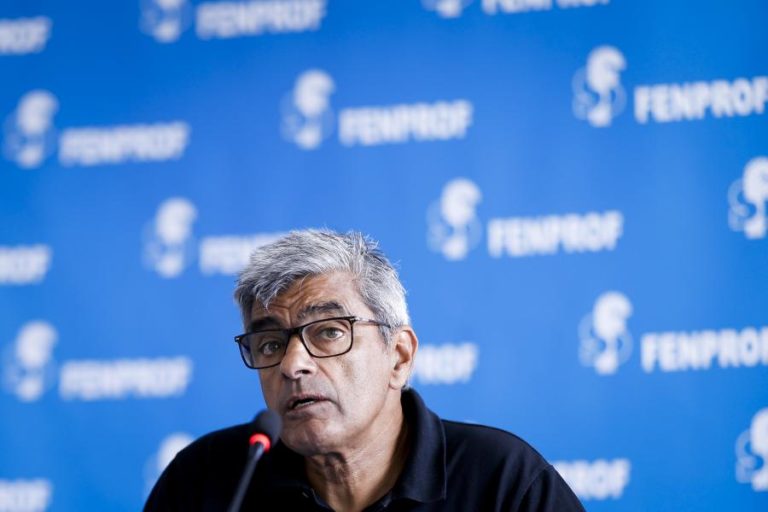 Fenprof acusa Governo de “farsa negocial” no diploma sobre seleção de docentes