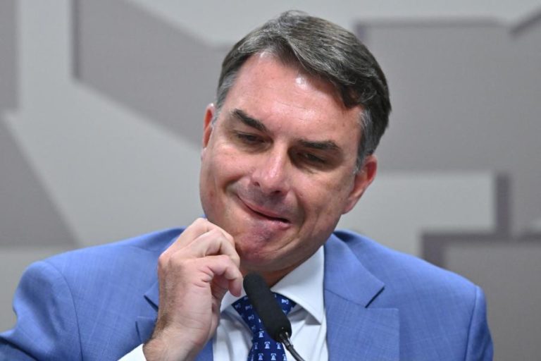 Brasil/Eleições: Flávio Bolsonaro investigado por suposta corrupção e lavagem de dinheiro