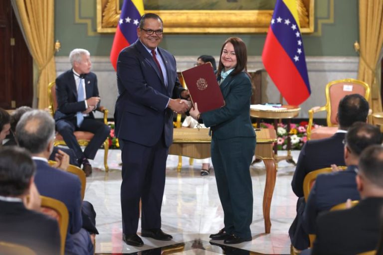 Venezuela garante respeitar acordos petrolíferos assinados com China e Rússia
