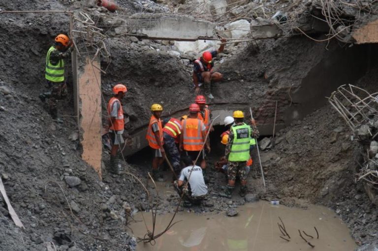 Dois trabalhadores resgatados com vida de um túnel no norte do Nepal