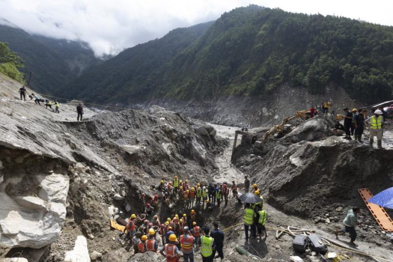 Sobe para 1.295 número de mortos pelas cheias no Nepal após resgate de dois homens com vida