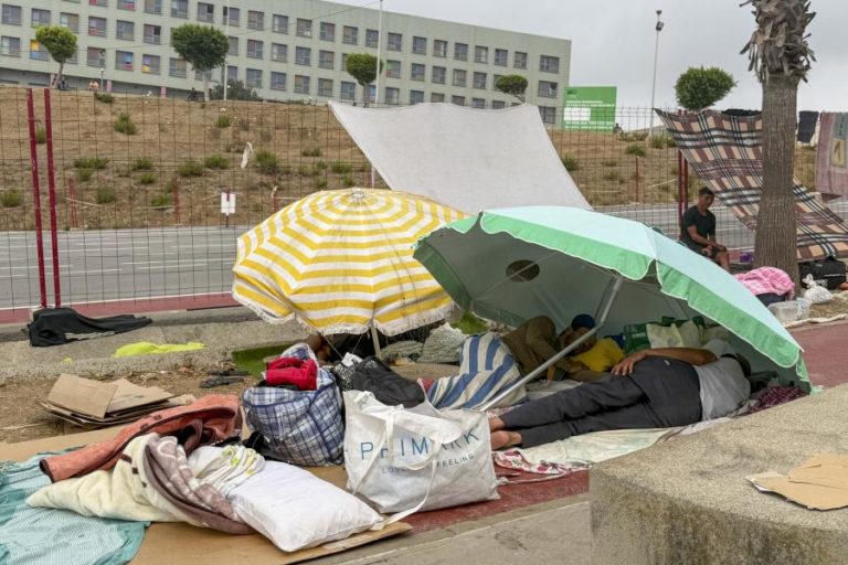 Governo espanhol controla porto de Ceuta para alojar migrantes