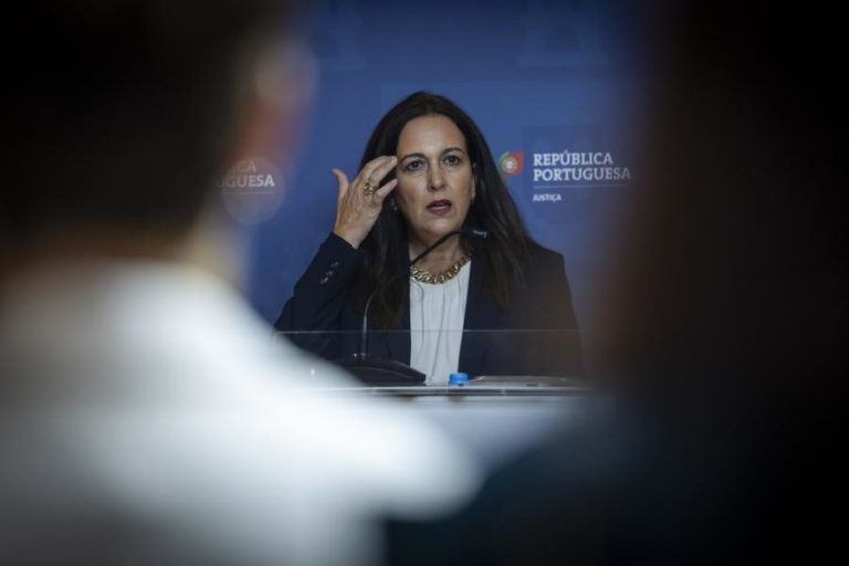 Ministra da Justiça diz que 144 mil euros para destruir químicos incluia mais processos além do atrelado
