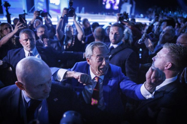 Farage admite intervir na Câmara dos Lordes e enfraquecer justiça britânica