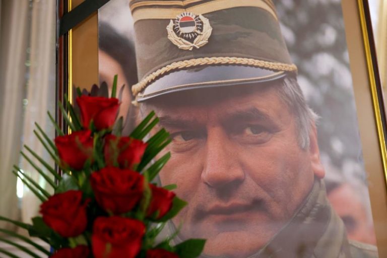 Membros do Governo sérvio e militares homenageiam criminoso de guerra Ratko Mladic