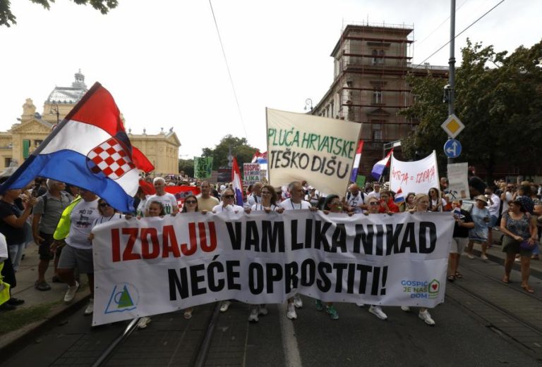 Milhares de croatas protestam contra depósito ilegal de lixo perto de parque natural