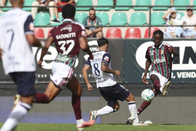 Estrela da Amadora e Famalicão empatam a dois golos na quinta jornada da I Liga
