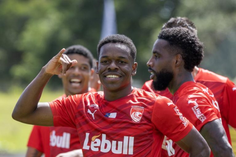 Santa Clara goleia Rio Ave e sobe ao terceiro lugar da I Liga, à condição
