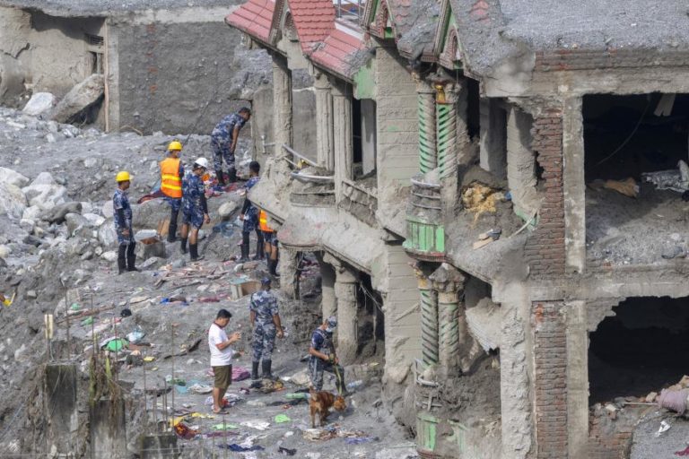 Novo balanço das cheias no Nepal aponta para 6.150 desaparecidos e 1.403 mortes