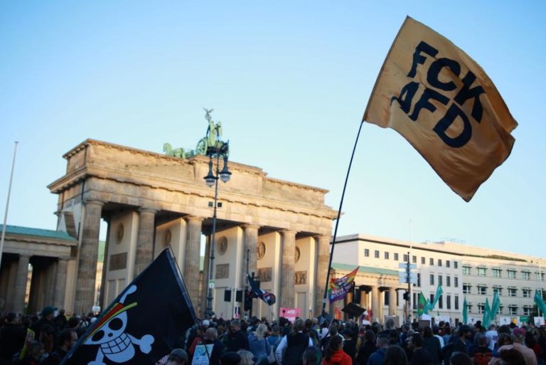 Milhares protestam em Berlim contra a AfD após vitória histórica na Saxónia-Anhalt