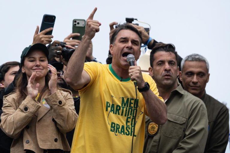 Bolsonaro reúne milhares de apoiantes em São Paulo a um mês das presidenciais